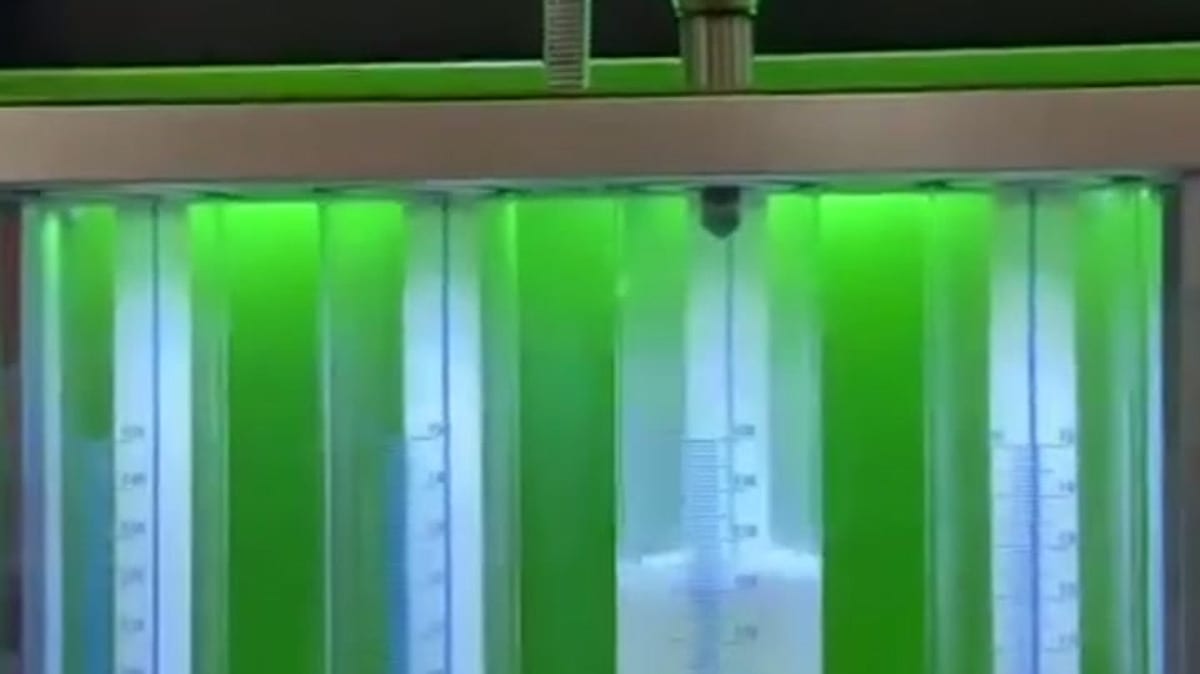 Probetas del banco de pruebas retroiluminadas durante un ensayo