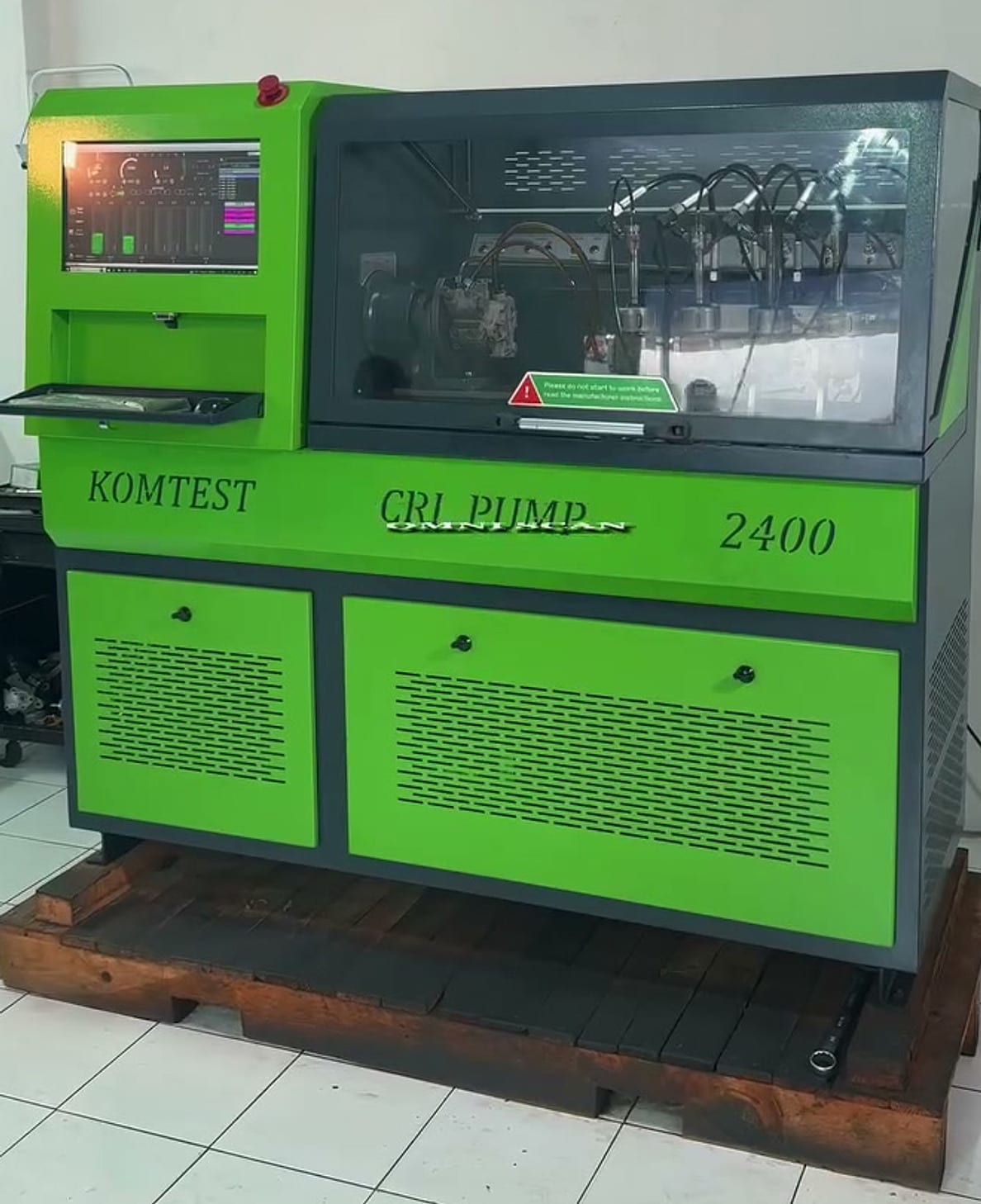 Banco de pruebas Komtest CRI PUMP 2400 en el laboratorio de OmniDiesel
