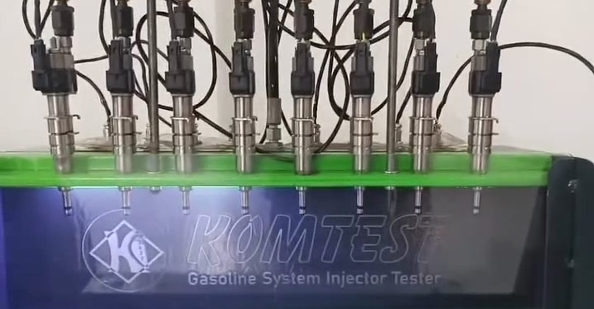 Ocho inyectores piezoeléctricos GDI de alta presión de un BMW 740i montados en el banco de gasolina