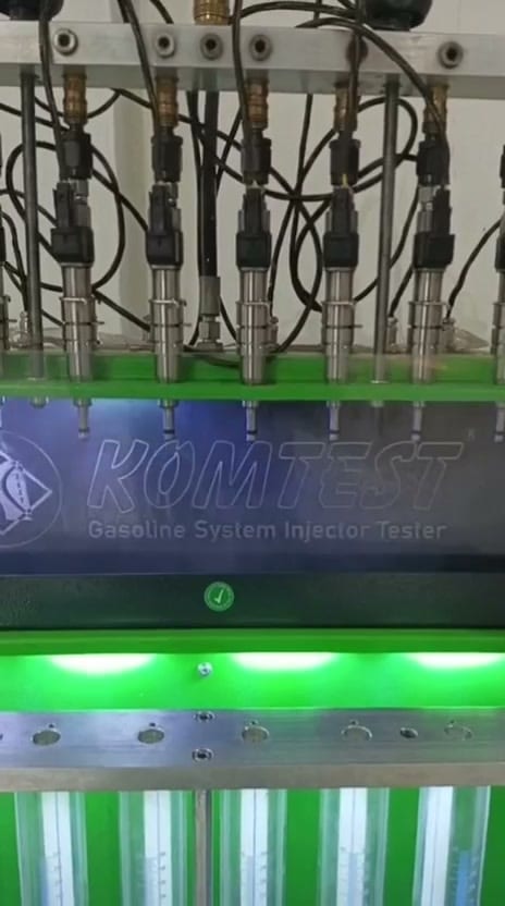Ocho inyectores piezoeléctricos GDI de gasolina de un BMW X7 pulverizando en el Komtest Gasoline System Injector Tester