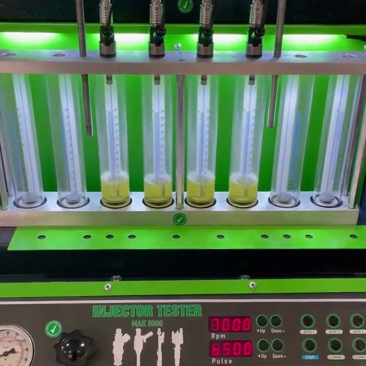 Probetas retroiluminadas del Komtest Gasoline System Injector Tester durante una prueba de caudal