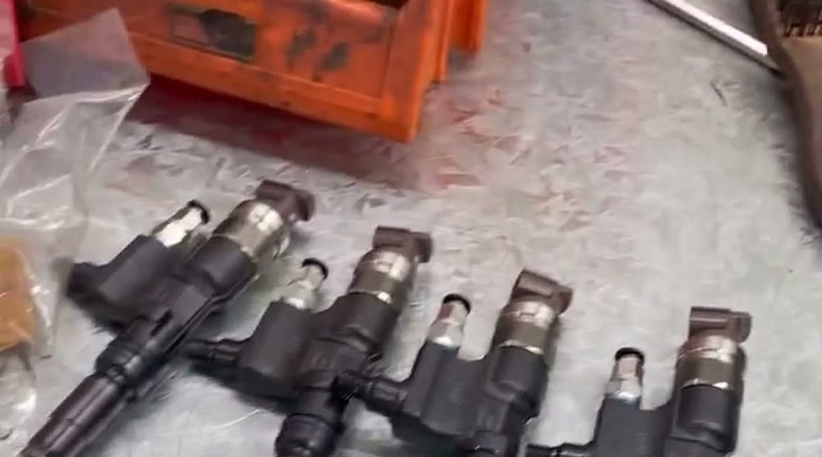 Inyectores common rail desmontados y ordenados sobre la mesa de trabajo