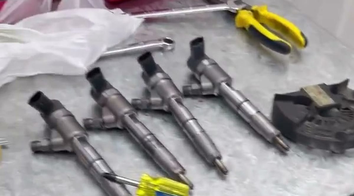 Inyectores diésel desmontados junto al herramental en la mesa de trabajo