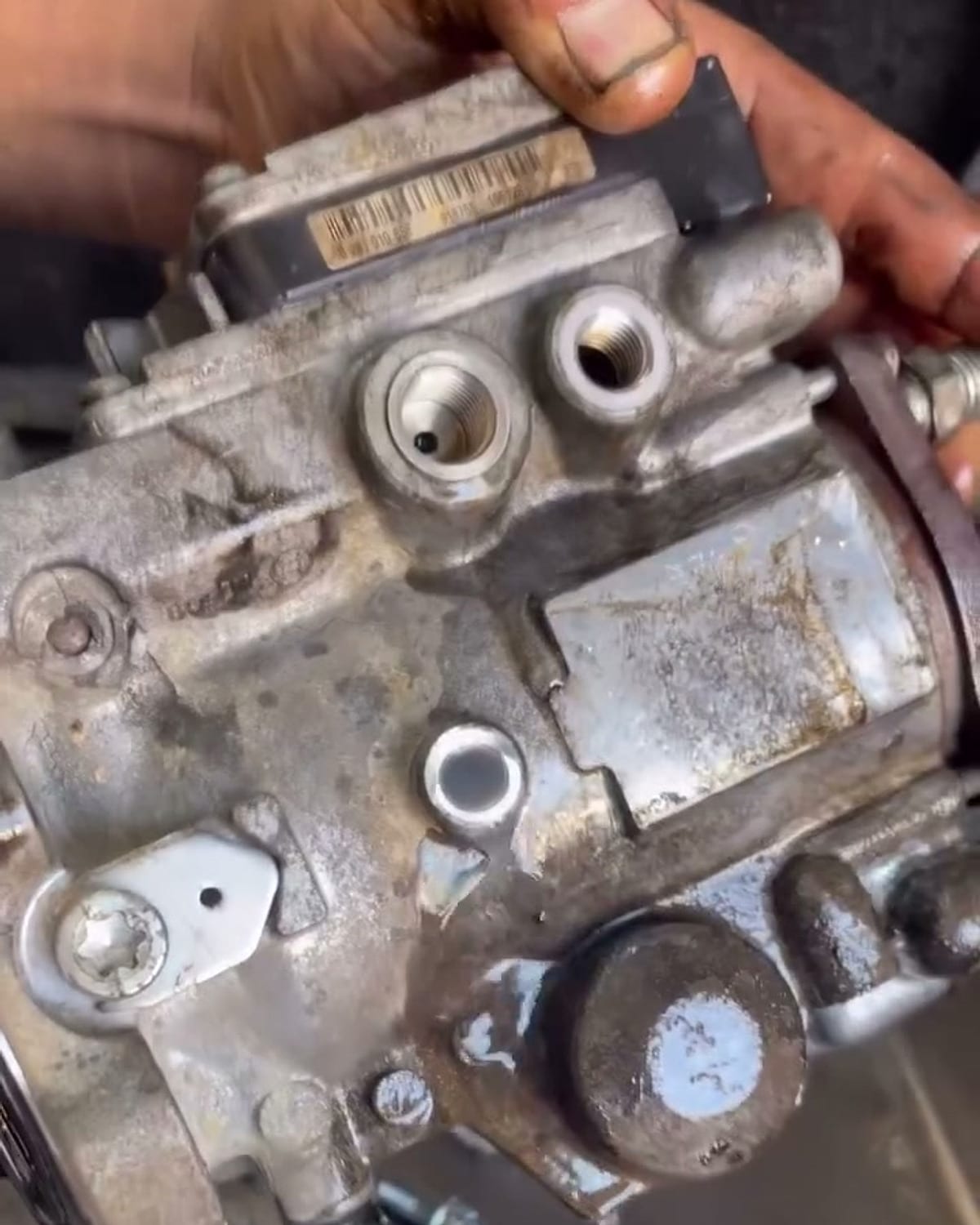 Bomba de combustible de un D-Max 3.0 abierta tras detectarse contaminación con agua