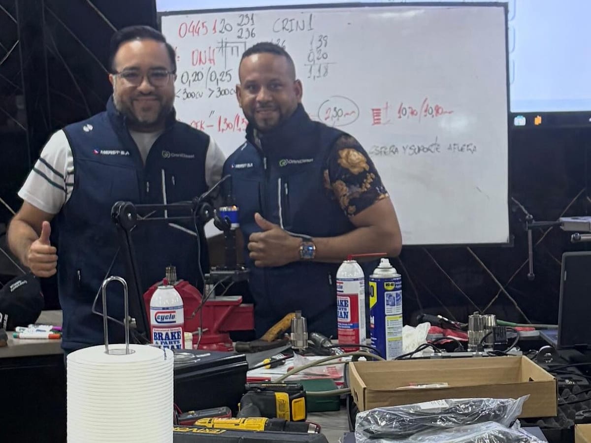 Capacitación técnica de OmniDiesel con el software Valve Tester proyectado y los valores del CRDI en la pizarra