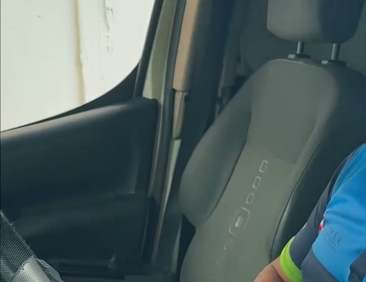 Técnico de OmniDiesel comprobando el comportamiento del motor desde el interior del vehículo