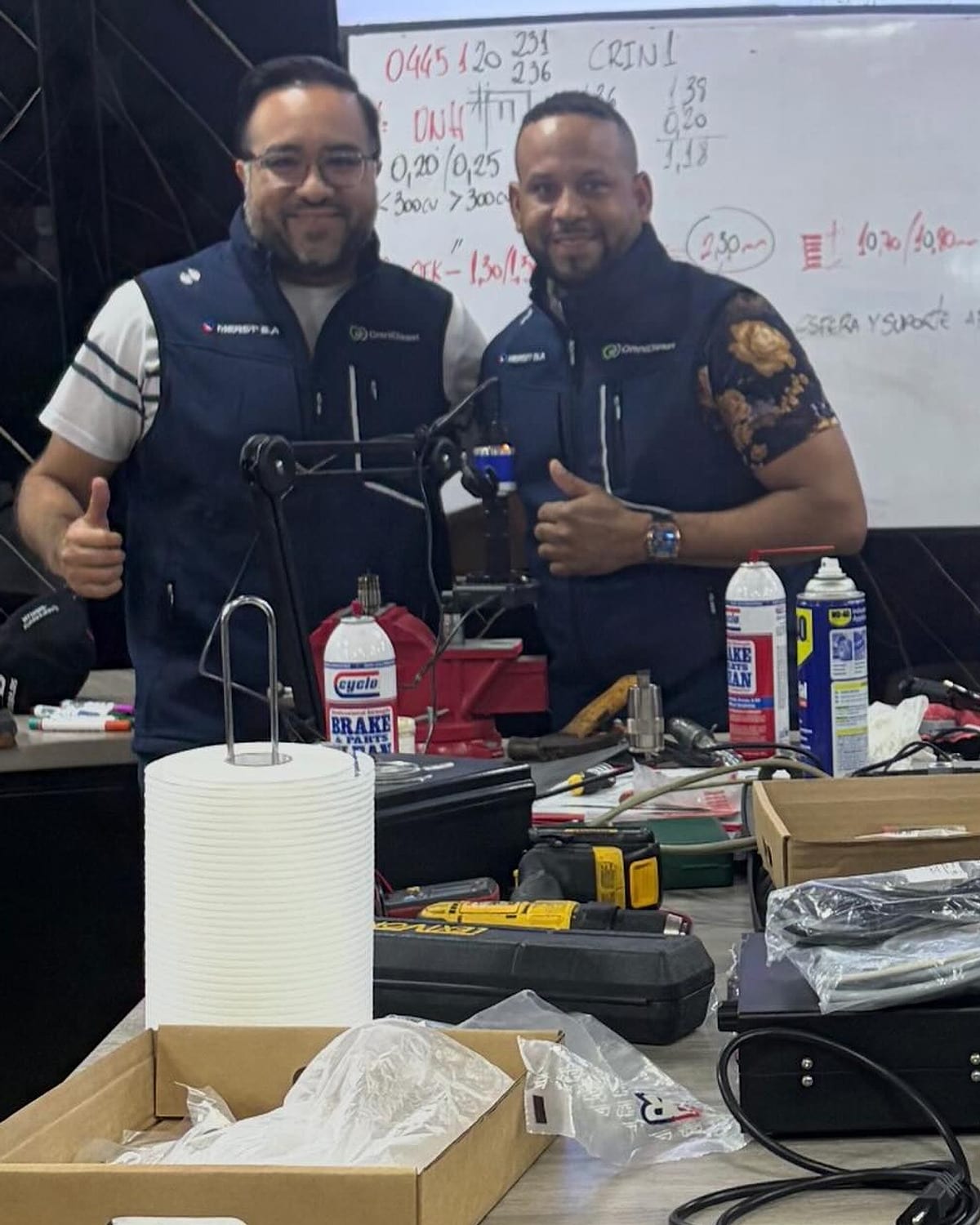 Técnicos de OmniDiesel durante una capacitación