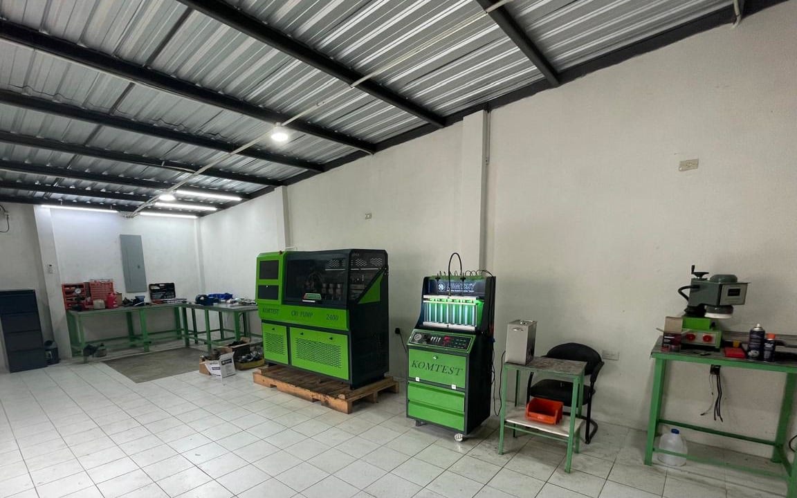 Sala del laboratorio de OmniDiesel con el banco Komtest CRI PUMP 2400, el banco de inyectores de gasolina y las mesas de trabajo
