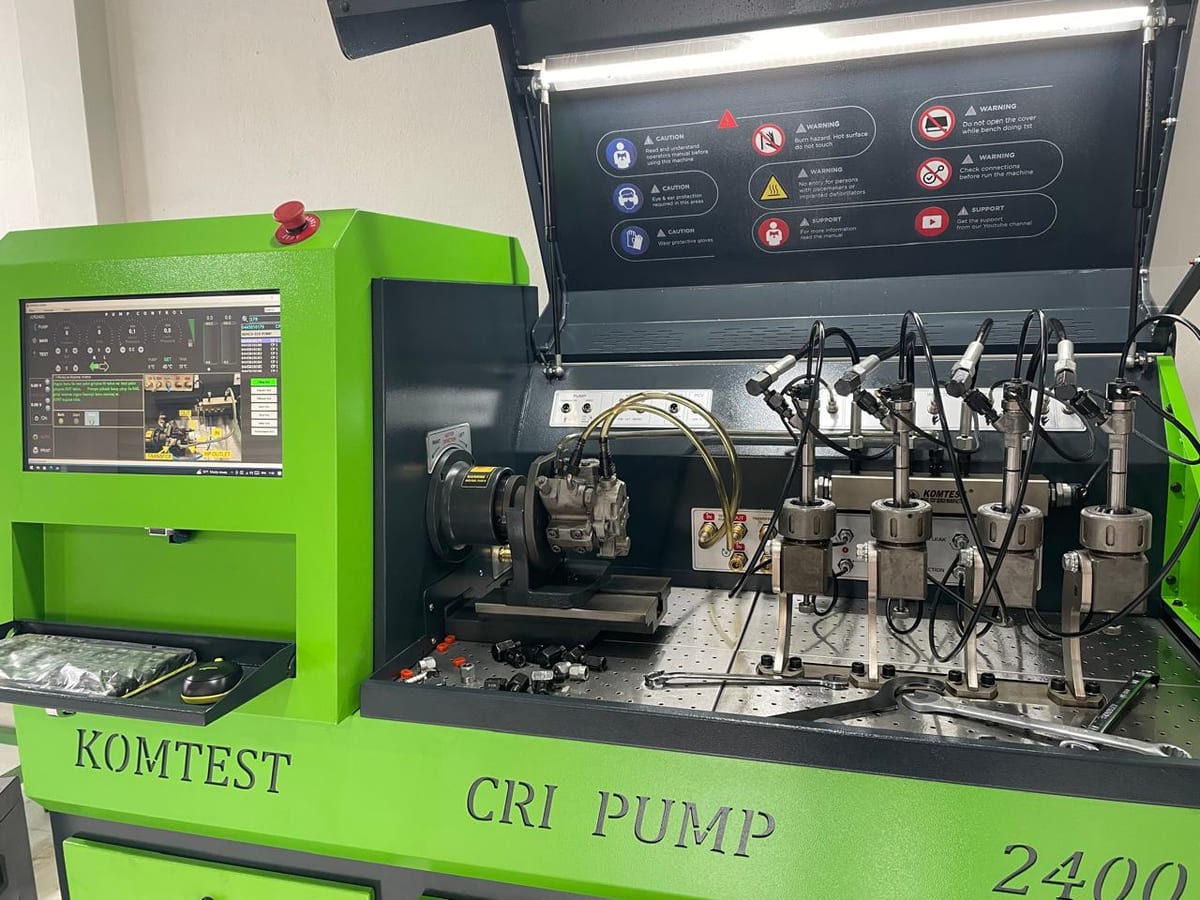 Bomba de alta presión e inyectores montados en el banco Komtest CRI PUMP 2400 de OmniDiesel