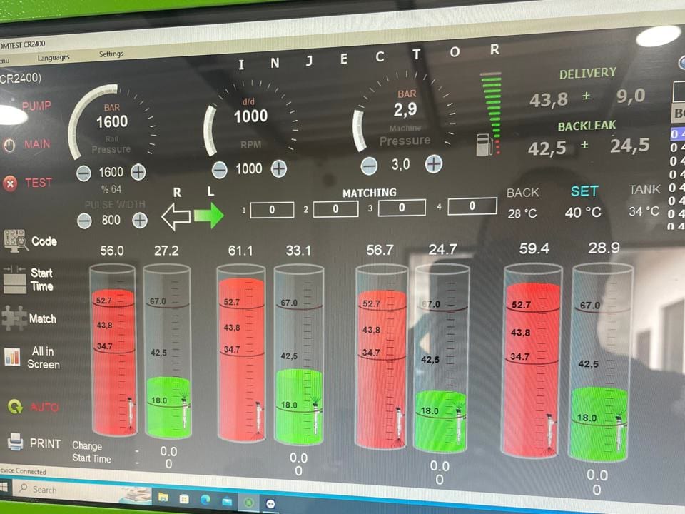 Pantalla del banco Komtest CR2400 con los caudales de entrega y retorno de los cuatro inyectores en ensayo