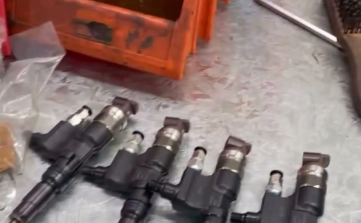 Inyectores common rail desmontados sobre la mesa de trabajo