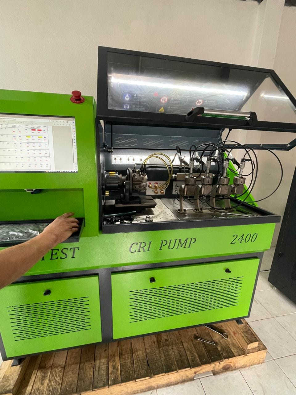 Banco Komtest CRI PUMP 2400 de OmniDiesel con una bomba y cuatro inyectores montados y los resultados en pantalla